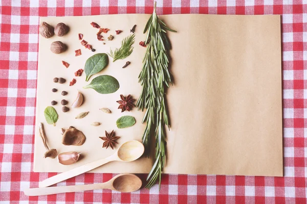 Livro de receitas aberto com ervas frescas — Fotografia de Stock