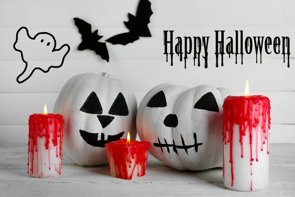 Zucche bianche di Halloween, candele su sfondo di legno bianco — Foto Stock