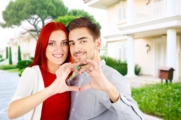 Liebespaar in der Nähe von Haus — Stockfoto