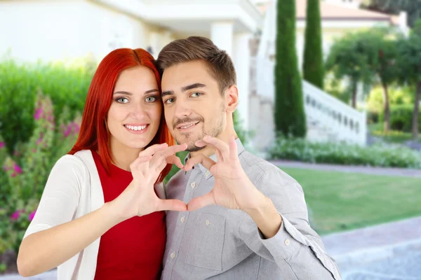 Casal amoroso perto de casa — Fotografia de Stock