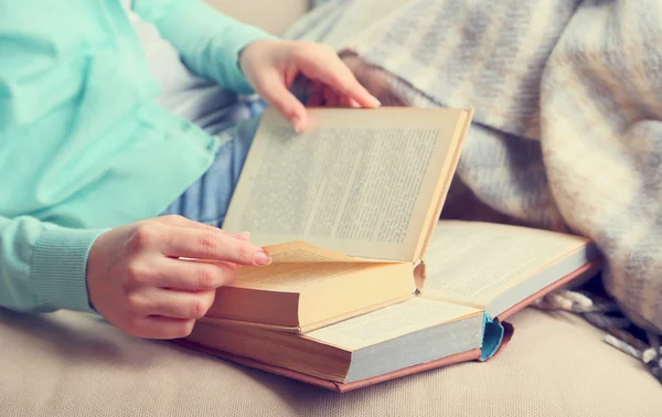 Jovem mulher leitura livro — Fotografia de Stock