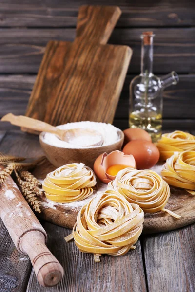 Pasta casera cruda e ingredientes para pasta — Foto de Stock