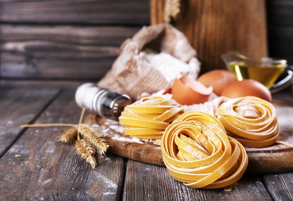 Pasta casera cruda e ingredientes para pasta —  Fotos de Stock