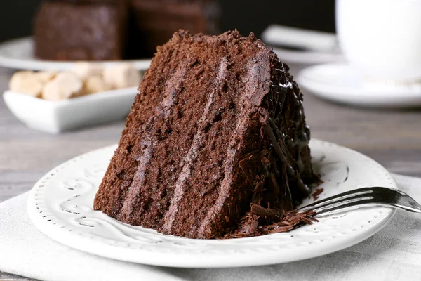 Köstlicher Schokoladenkuchen in weißem Teller — Stockfoto