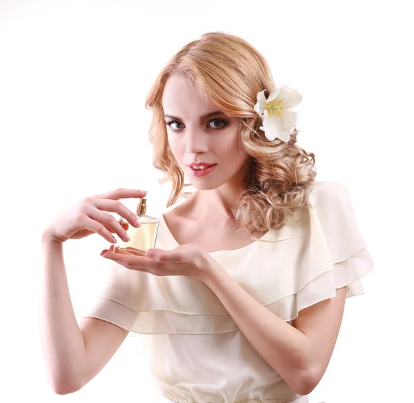 Vacker ung kvinna med parfymflaska isolera på vit — Stockfoto