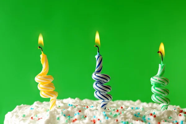 Torta di compleanno con candele su sfondo a colori — Foto Stock