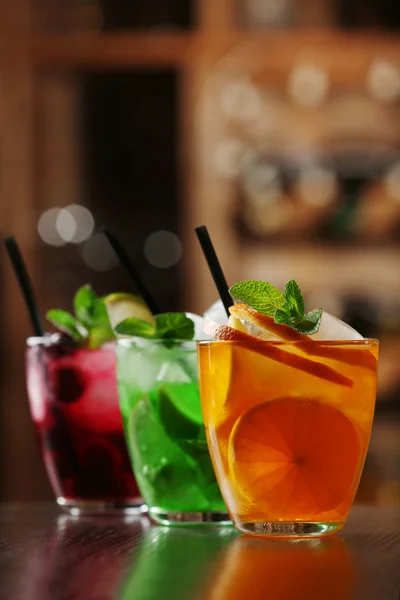 Glasses of cocktails on bar background — Stock Photo, Image