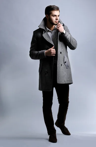 Jovem de casaco — Fotografia de Stock