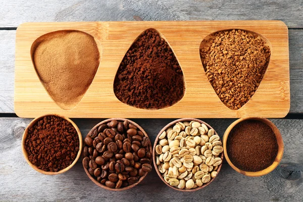 Verschiedene Arten von Kaffee in kleinen Tellern — Stockfoto