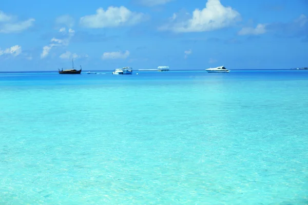 Vista de las hermosas aguas azules del océano en el resort — Foto de Stock