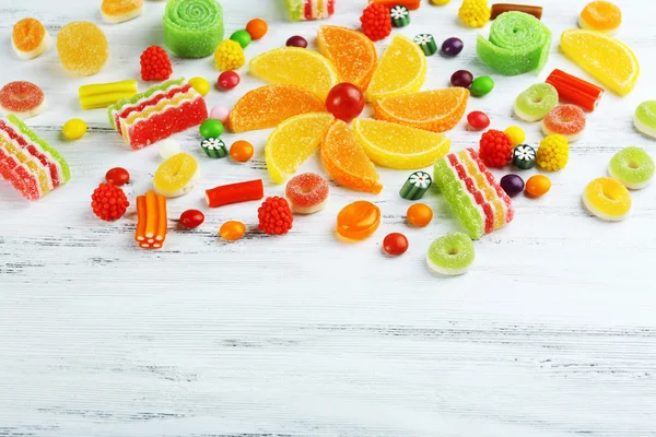Красочные конфеты на деревянном фоне — стоковое фото