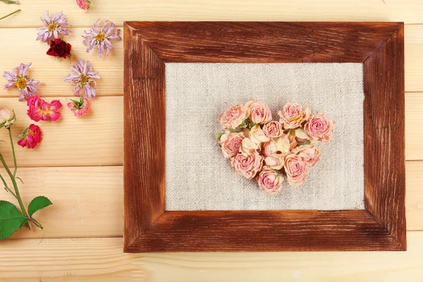 Сердце красивых сухих цветов в рамке — стоковое фото