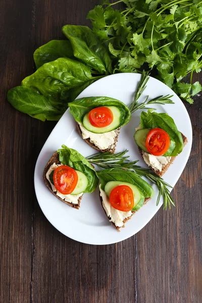 Deliziosi panini con verdure e verdure sul tavolo di legno — Foto Stock