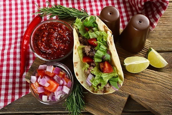 Comida mexicana Taco em tábua de corte de madeira, close-up — Fotografia de Stock