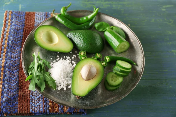 Aguacate, pepino, pimienta y limón en rodajas sobre fondo de madera —  Fotos de Stock