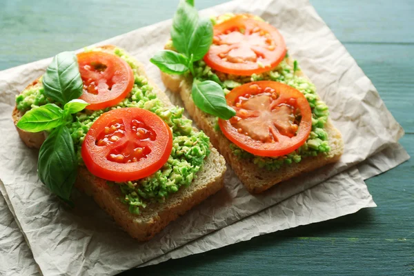 Vegansk smörgås med avokado och grönsaker på trä bakgrund — Stockfoto