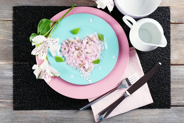 テーブルの上の花の食器 — ストック写真
