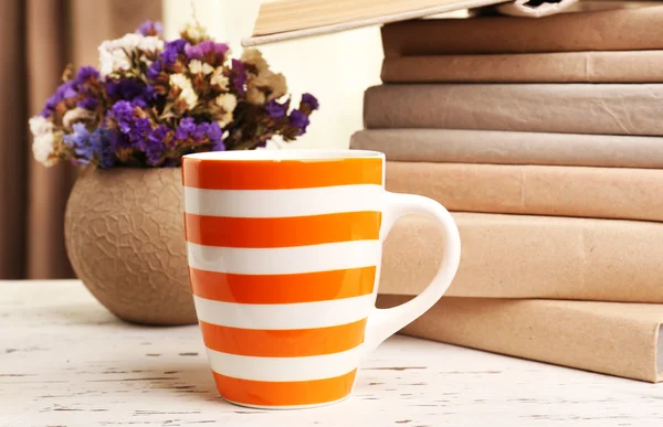 Boeken, cup en plant — Stockfoto