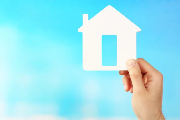 Feminino mão segurando casa — Fotografia de Stock