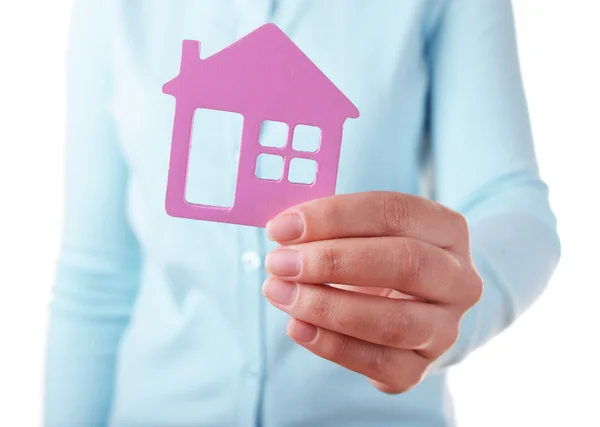 Mano femminile con piccolo modello di casa — Foto Stock