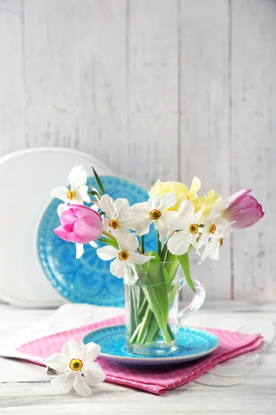 Buquê de primavera em caneca de vidro — Fotografia de Stock