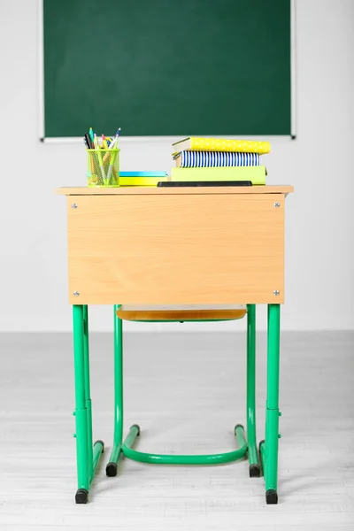Trä-skrivbordet med pappersvaror — Stockfoto