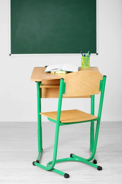 Bureau en bois avec papeterie — Photo