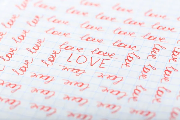 Orden kärlek skrivet på ark papper bakgrund — Stockfoto