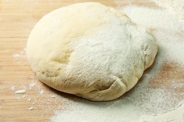 Hamur kesme tahtası üzerinde kapat
