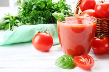 Taze domates suyu gözlük