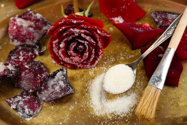 Gül çiçek yaprakları şekerlenmiş yapmak