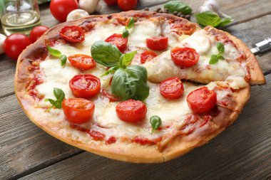 peynir ve domates üzerinde ahşap masa, closeup lezzetli pizza