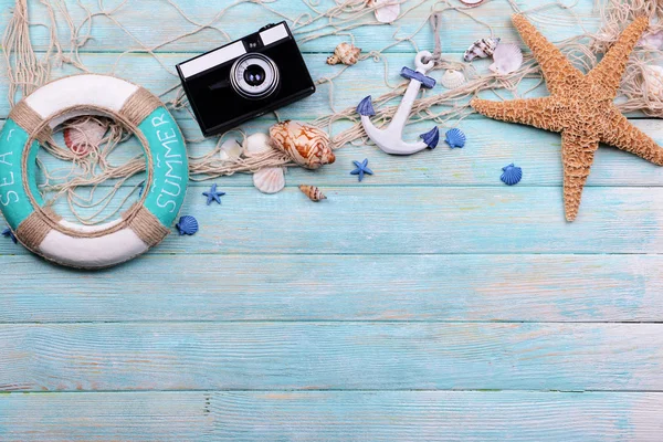 Accesorios de playa sobre fondo de madera — Foto de Stock