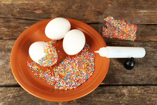 Decorating Easter eggs — Stock Photo, Image