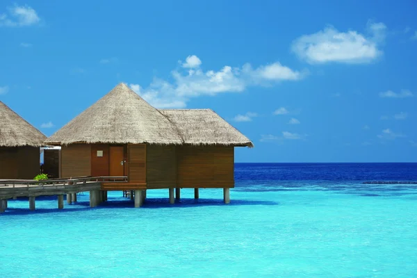 Water villa's over de oceaan achtergrond — Stockfoto