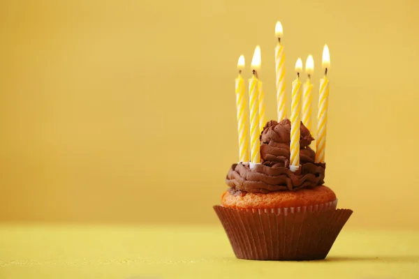 Heerlijke verjaardag cupcake op gele achtergrond — Stockfoto