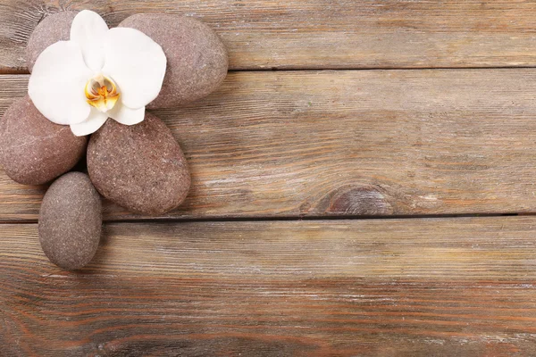 Piedras de spa y flor de orquídea —  Fotos de Stock