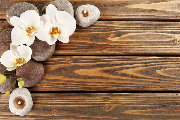 Piedras de spa y flor de orquídea —  Fotos de Stock