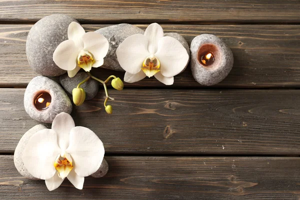 Pedras de spa e flor de orquídea — Fotografia de Stock