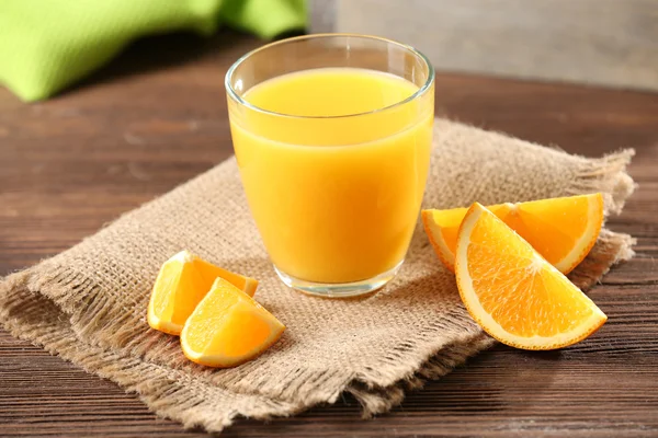 Orangensaft auf dem Tisch — Stockfoto