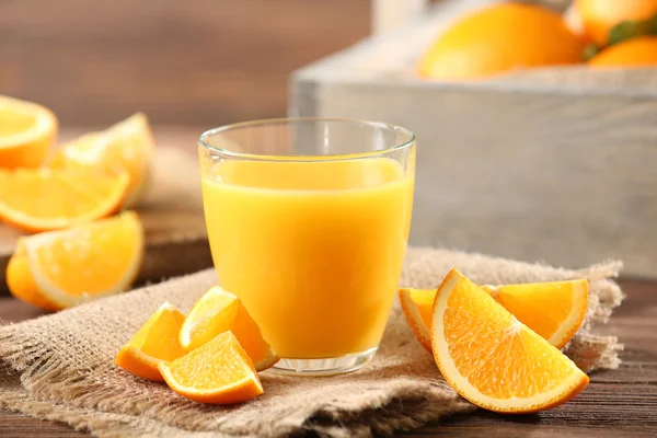 Χυμός πορτοκαλιού στο τραπέζι — Φωτογραφία Αρχείου