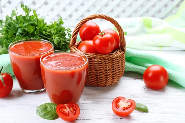 Bicchieri di succo di pomodoro fresco — Foto Stock