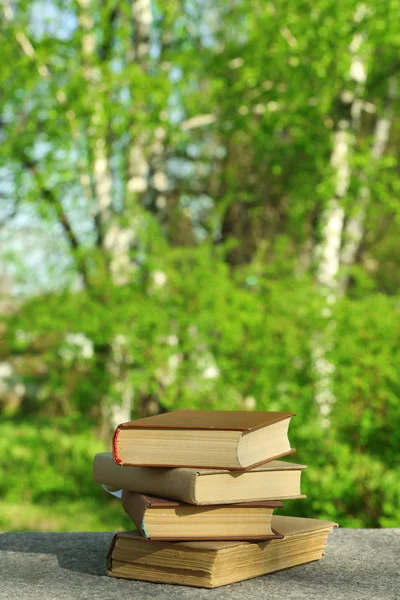 Bücherstapel im Freien — Stockfoto