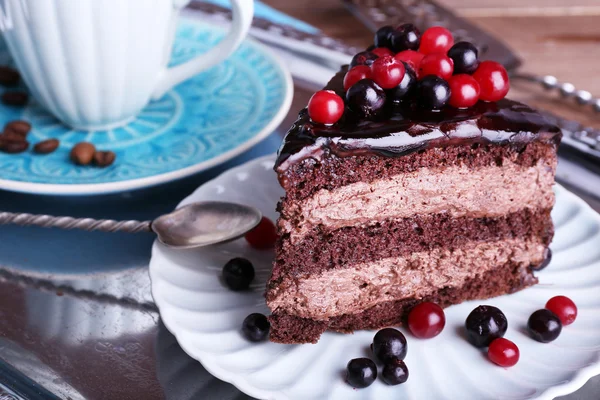 Delicioso pastel de chocolate con bayas —  Fotos de Stock