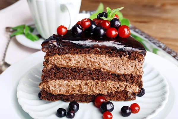 Delicioso pastel de chocolate con bayas — Foto de Stock