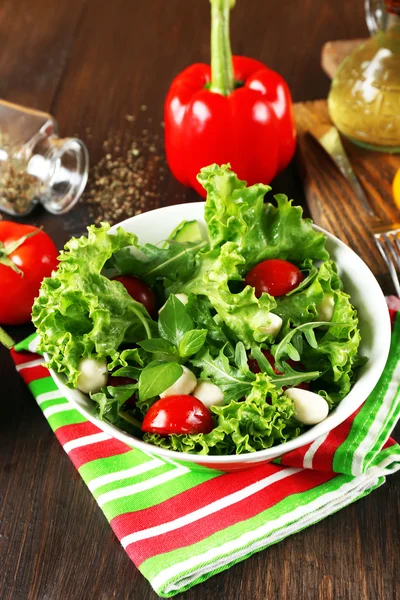 Salada de legumes frescos em tigela — Fotografia de Stock