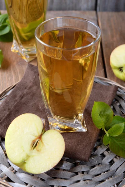 Склянки яблучного соку — стокове фото