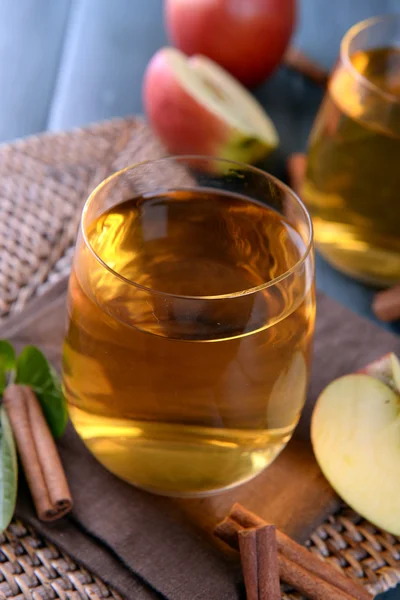 Glasse jablečné šťávy — Stock fotografie