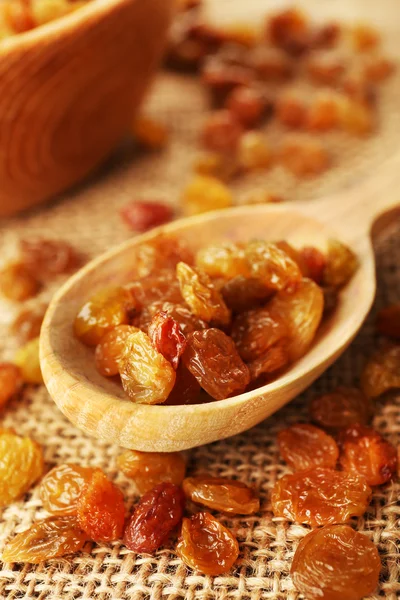 Raisins on sackcloth, closeup — Stock Photo, Image