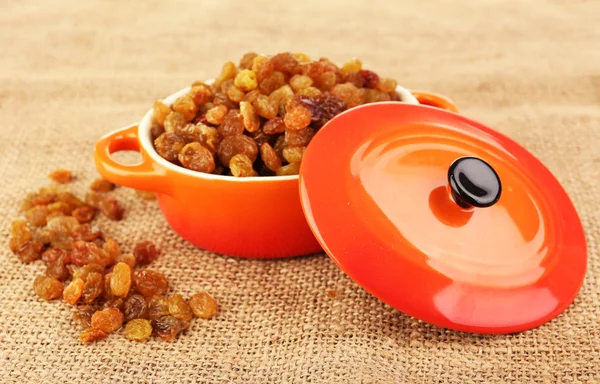 Raisins in pan on sackcloth, closeup — Stock Photo, Image